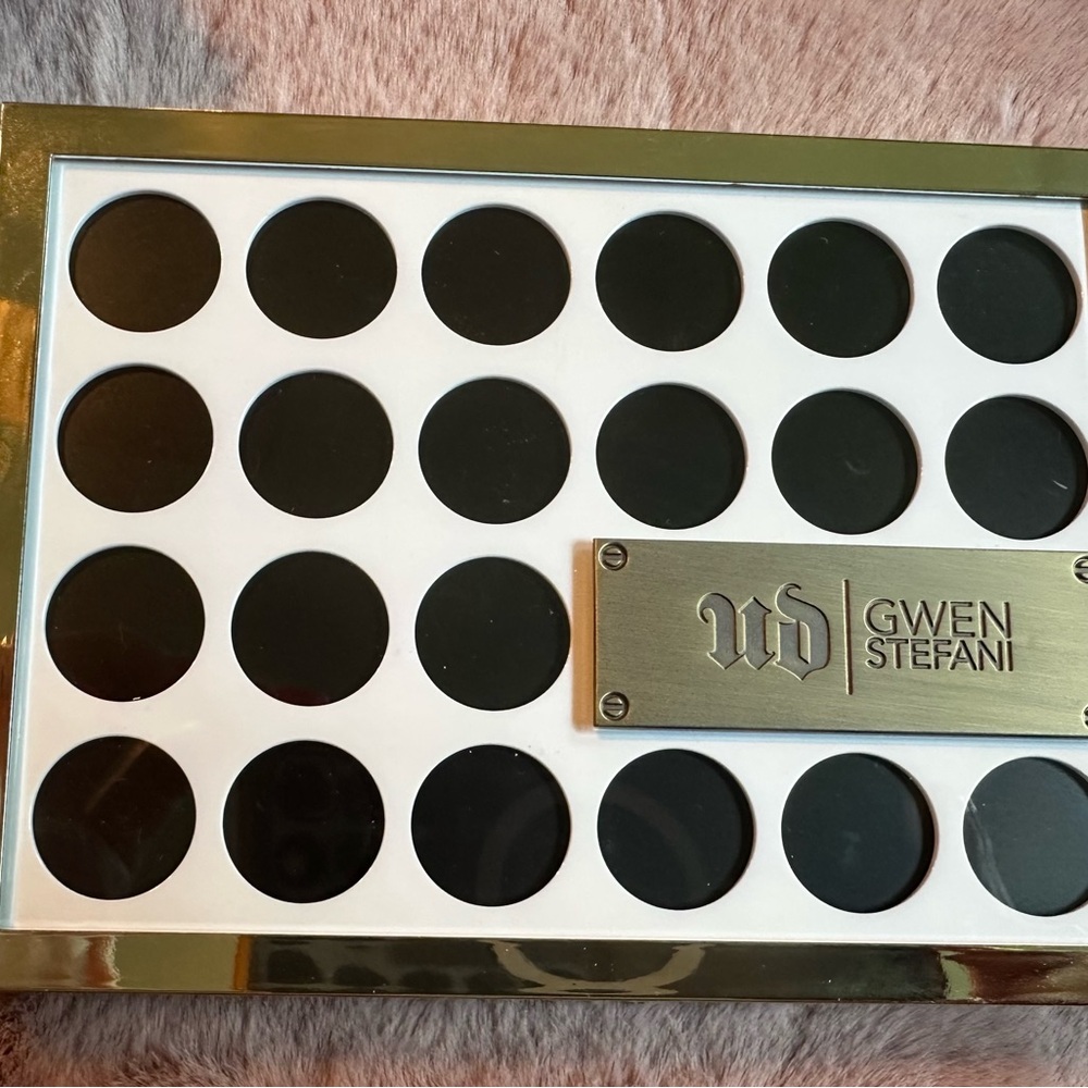 NWOT Urban Decay x Gwen Stefani Eyeshadow Palette in Metallic Gold & White - Picture 2 of 6